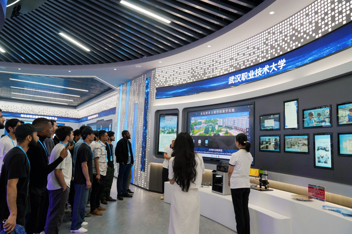 武汉职业技术大学光电教育大模型亮相2025世界数字教育大会，承办展览展示